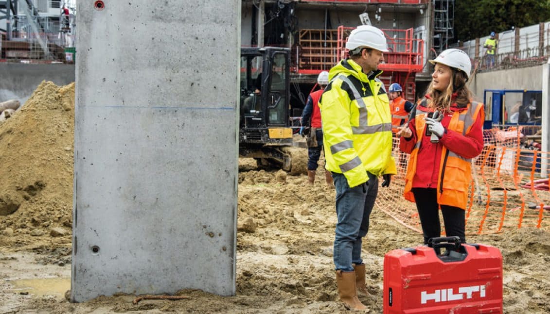 Representante de ventas de Hilti aconsejando a un cliente en una obra